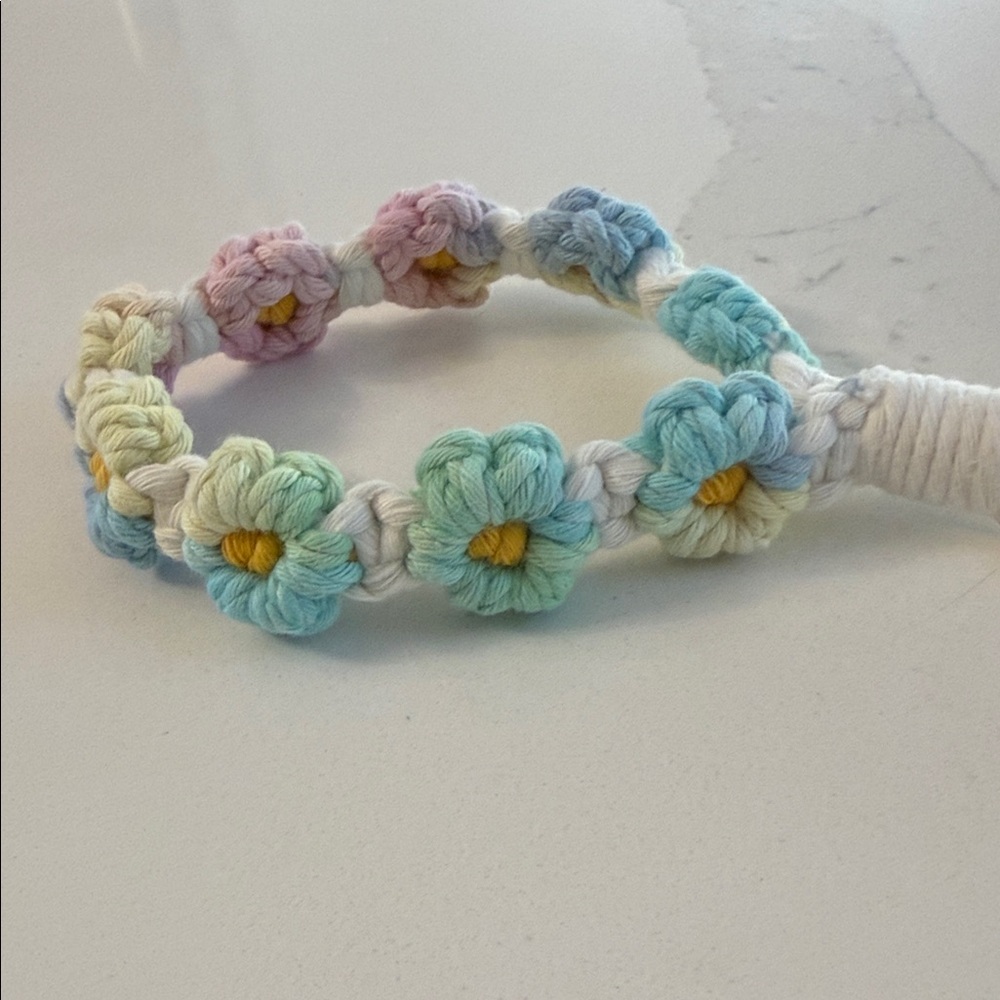 Daisy Macrame Wristlet Keychain - Picture 2 of 8
